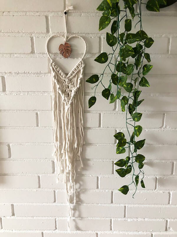 Macramé Boho hjerte ophæng med træ vedhæng