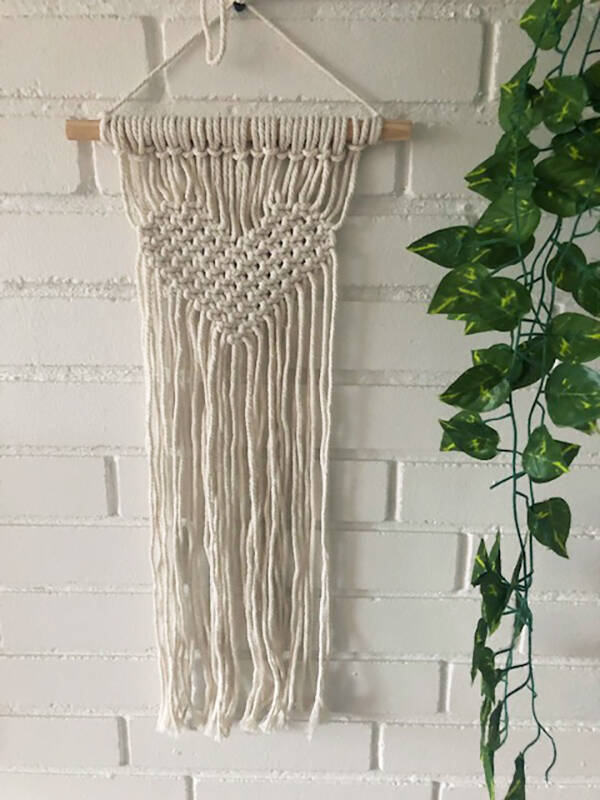 Macramé ophæng med flettet hjerte