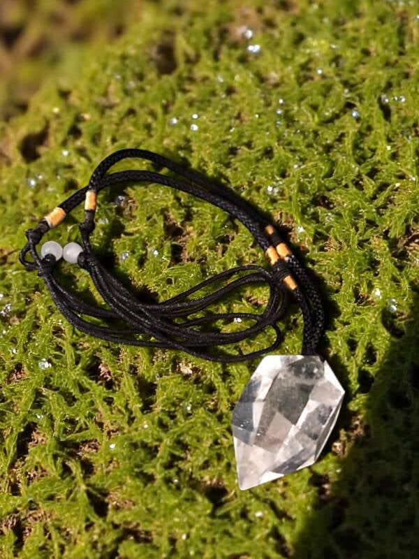 Stor krystal i kæde