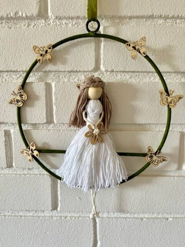 Balletpige i ring med sommerfugle