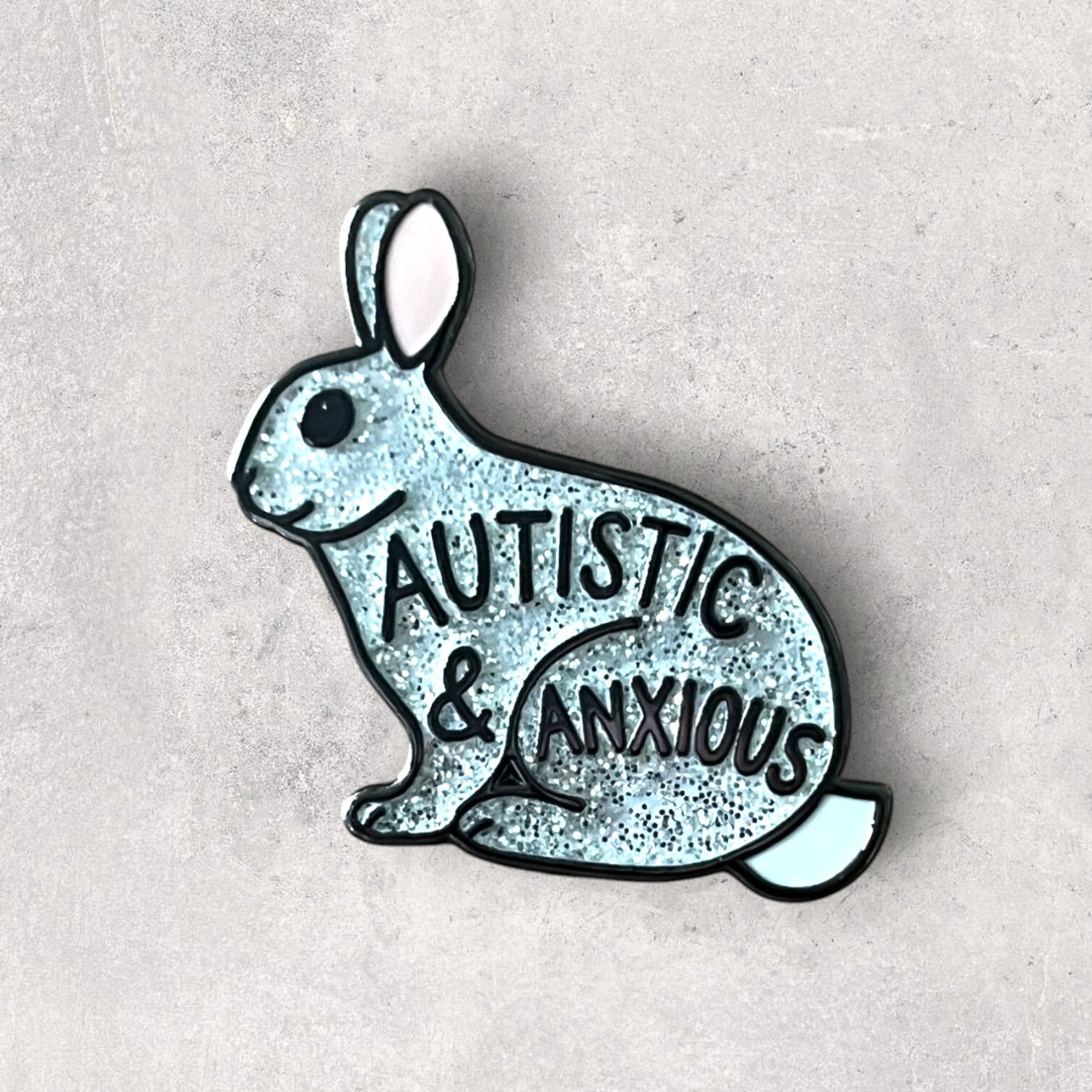 Pin - Kanin med tekst Autistic & Anxious