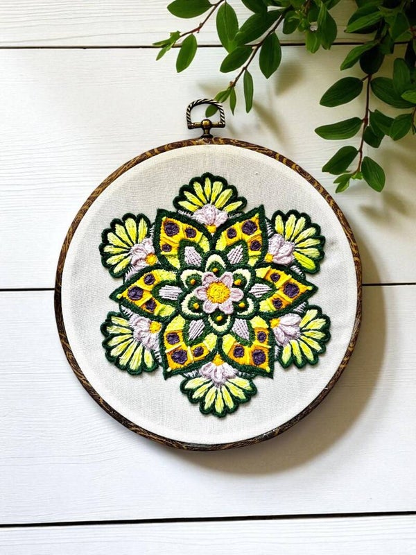 Rundt broderi med mandala mønster