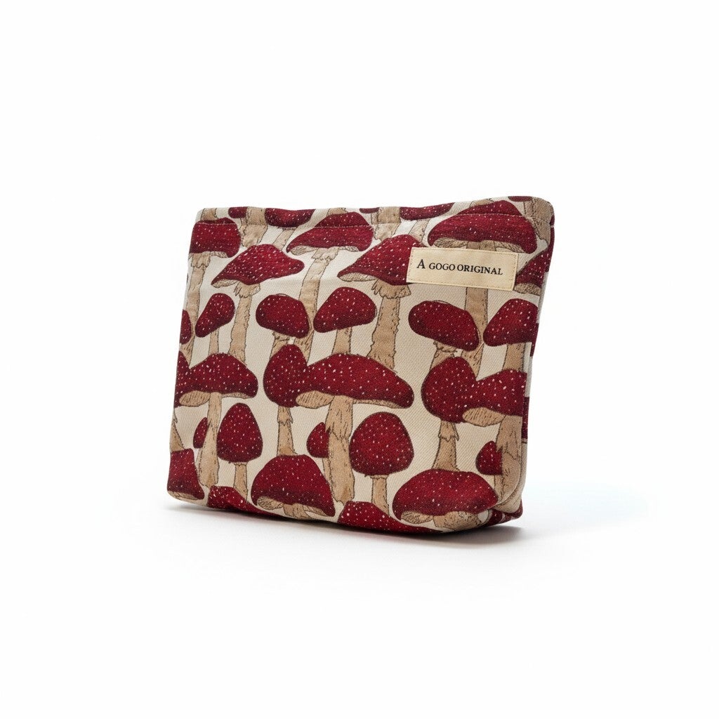 Unik toilettaske med svampemønster i dybe røde og neutrale nuancer