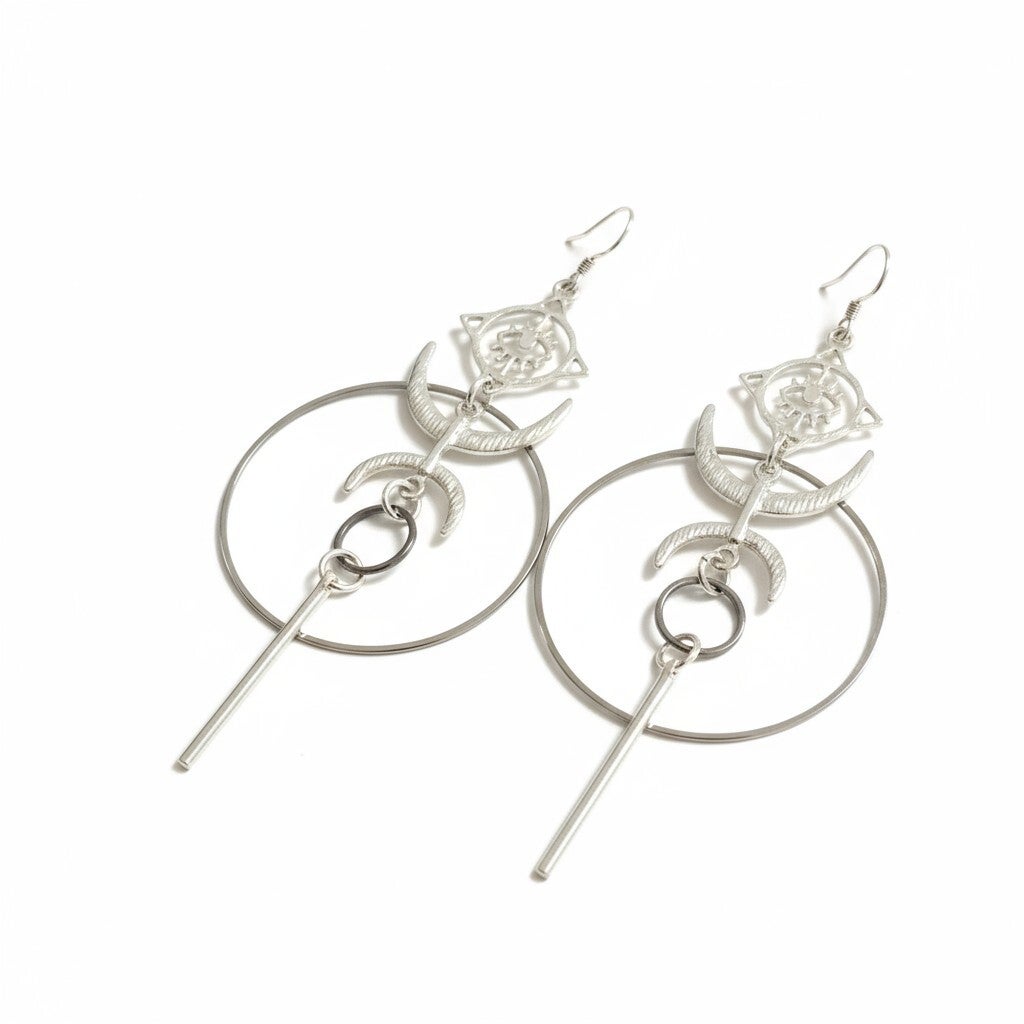 Ørehængere med måner og det altseende øje