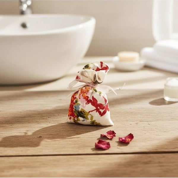 Rosen potpourri i sød romantisk pose
