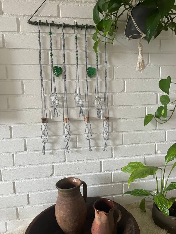 Macrame ophæng med små glasbeholdere til stiklinger/blomster