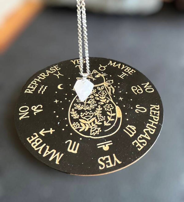 Ouija board og rosenkvarts pendul i metal kæde.