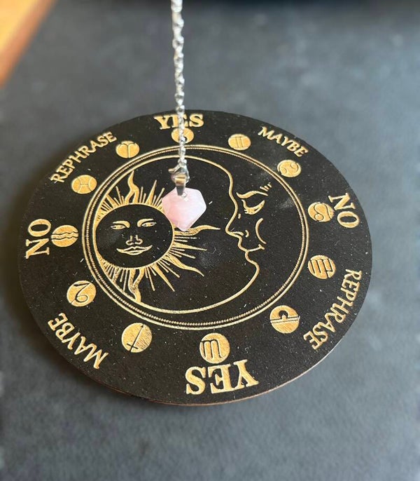 Ouija board og rosenkvarts pendul i metal kæde.