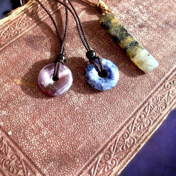 Halvædelsten amulet med virkning