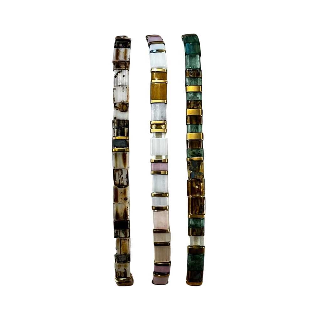 Elastisk armbånd med farvede plader