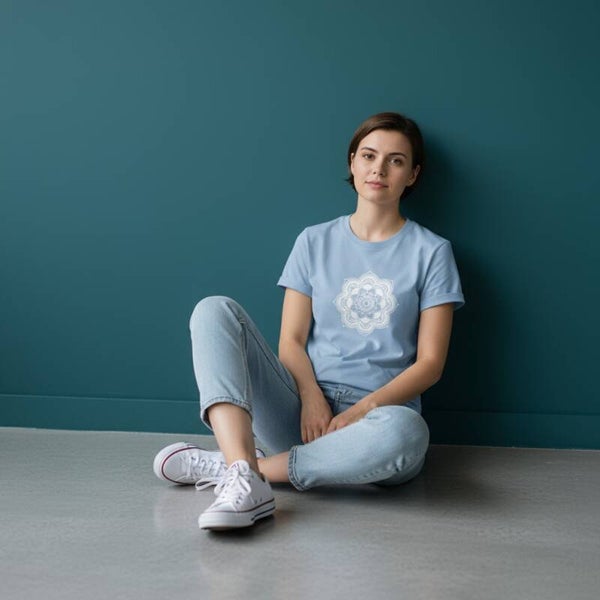 Lyseblå T-shirt med mandala mønster