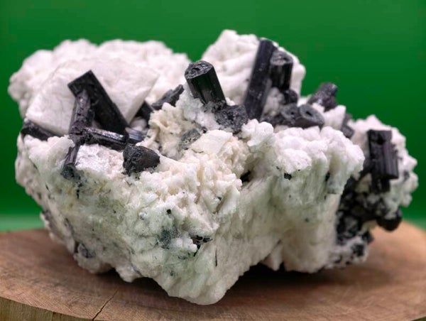 Schwarzer Turmalin auf Albit