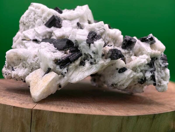Schwarzer Turmalin auf Albit