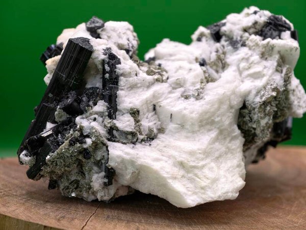 Schwarzer Turmalin auf Albit