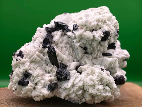 Schwarzer Turmalin auf Albit