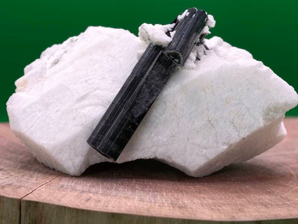 Schwarzer Turmalin auf Albit