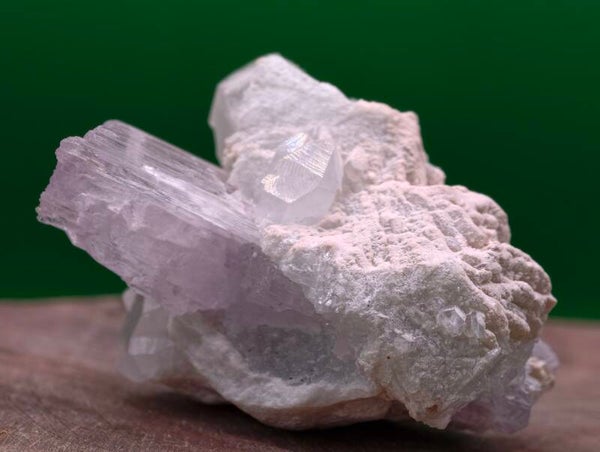 Kunzit auf Albit mit Quarz