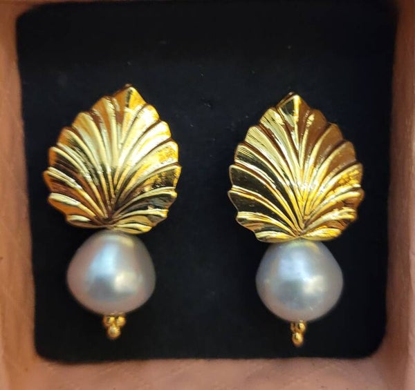 Boucles d'oreilles plaqué or et véritables perles naturelles