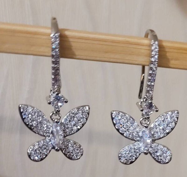 Boucles d'oreilles pendantes en métal argenté et zirconias