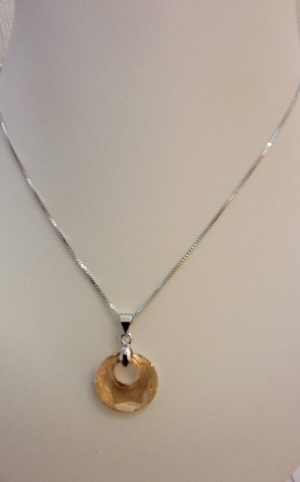 Collier en métal argenté pendentif Victoire en cristal de Swarovski