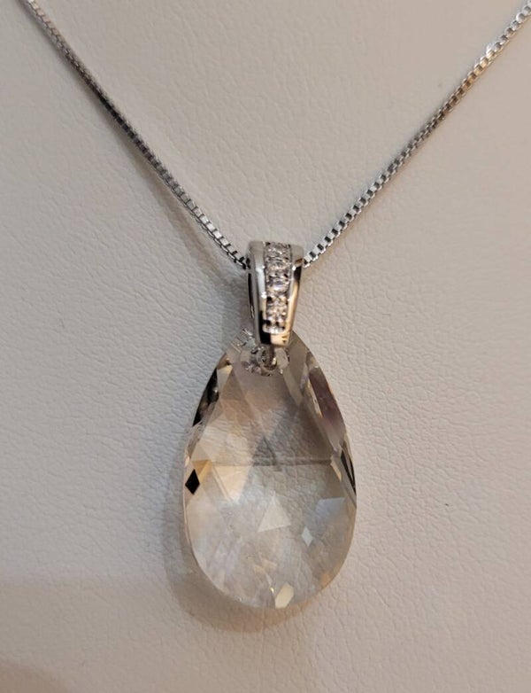 Collier en métal argenté et pendentif goutte en cristal de Swarovski