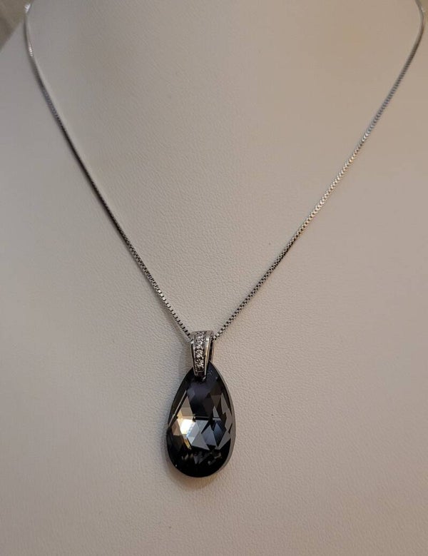 Collier en métal argenté pendentif goutte en cristal de Swarovski