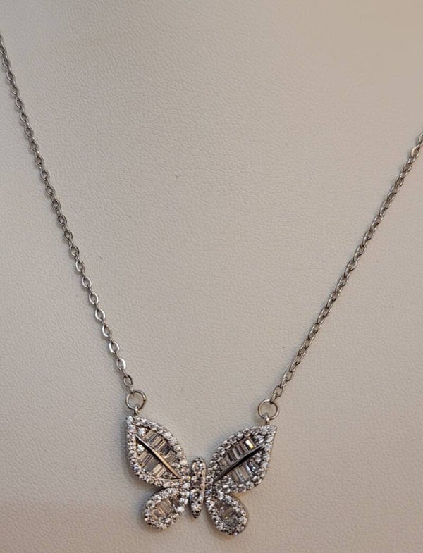 Collier papillon en métal argenté et zirconias