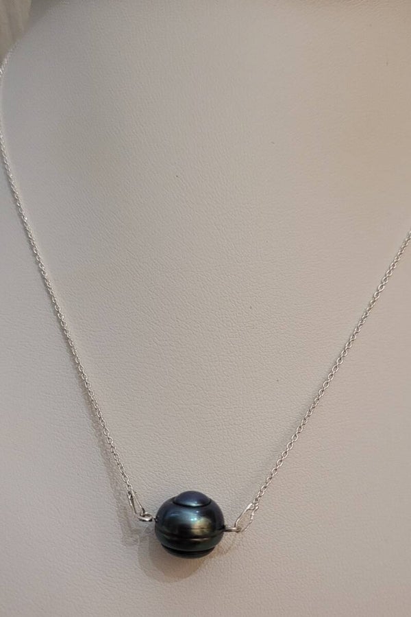 Collier en argent et veritable perle naturelle cerclée