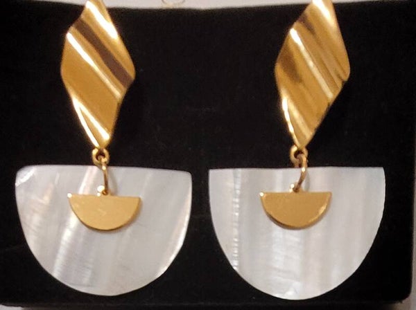 Boucles d'oreilles en plaqué or et véritable nacre