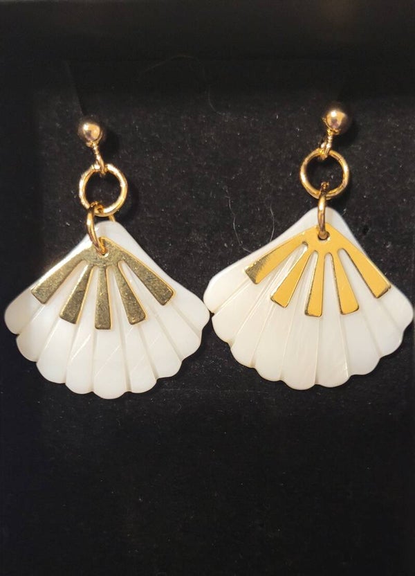 Boucles d'oreilles en plaqué or et véritable nacre