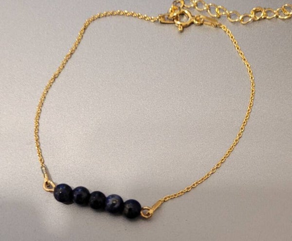 Bracelet en plaqué or véritables perles naturelles en lapis-lazuli