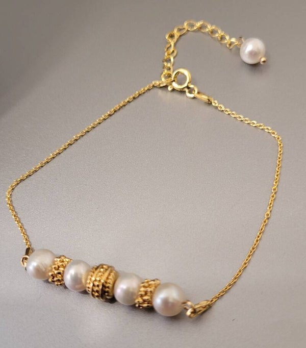Bracelet en plaqué or et véritables perles naturelles