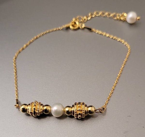 Bracelet en plaqué or et véritables perles naturelles