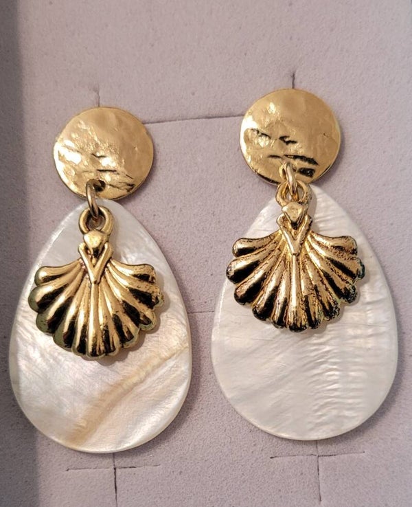 Boucles d'oreilles pendantes en plaqué or et véritable nacre