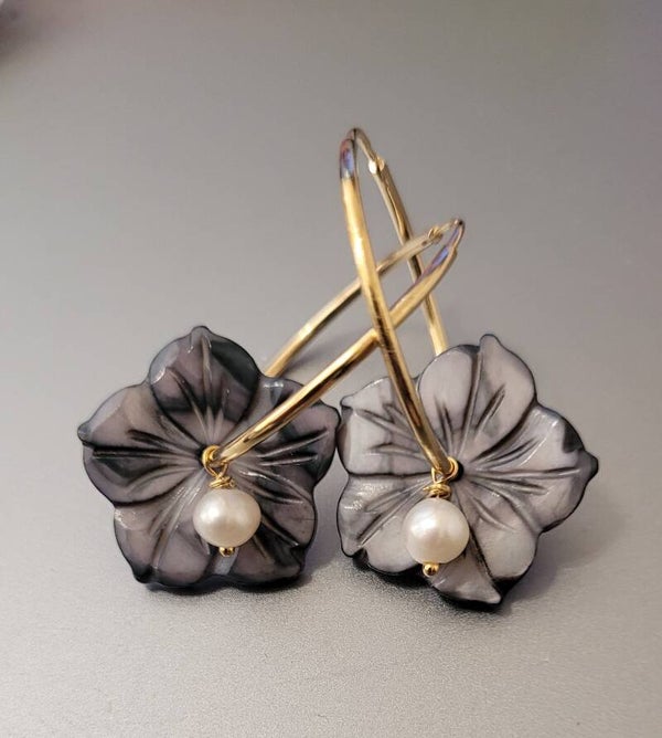 Créoles en plaqué or véritables perles naturelles et véritable nacre