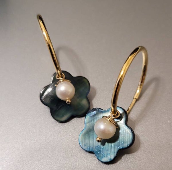 Créoles en plaqué or véritables perles naturelles et véritable nacre