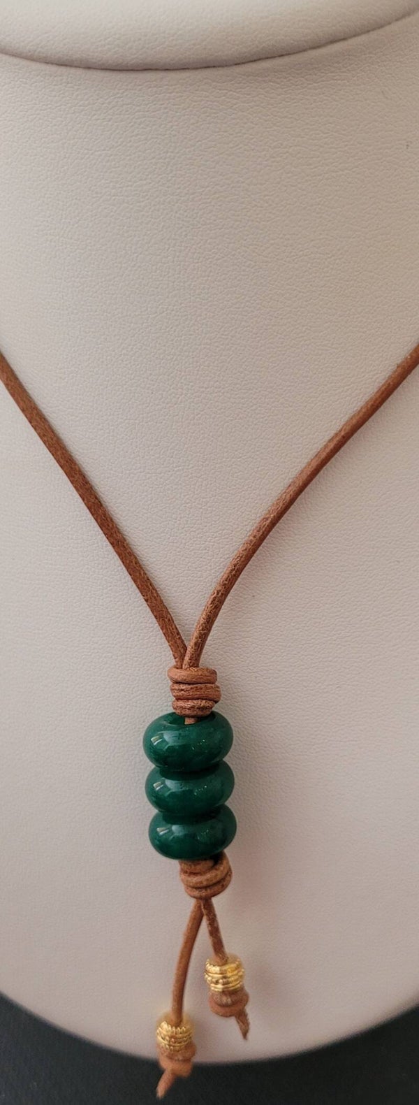 Collier cuir véritables perles pierre gemme jade