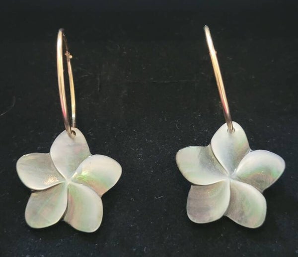 Créoles en plaqué or véritables fleurs en nacre noire sculptée