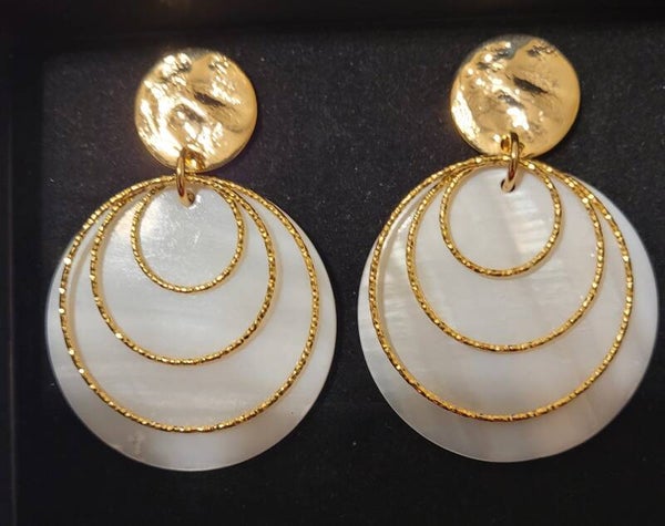 Boucles d'oreilles pendantes dorées à l'or fin véritable nacre