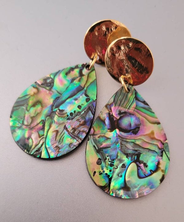 Boucles d'oreilles pendantes dorées à l'or fin véritable coquillage d'ormeau