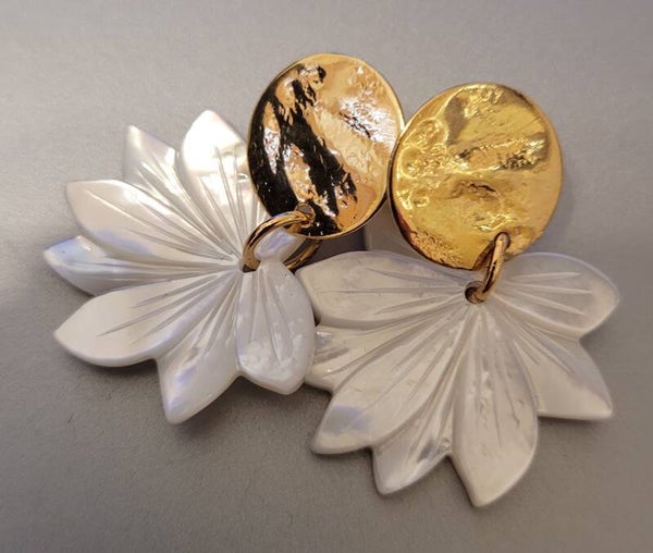 Boucles d'oreilles pendantes dorées à l'or fin véritable nacre