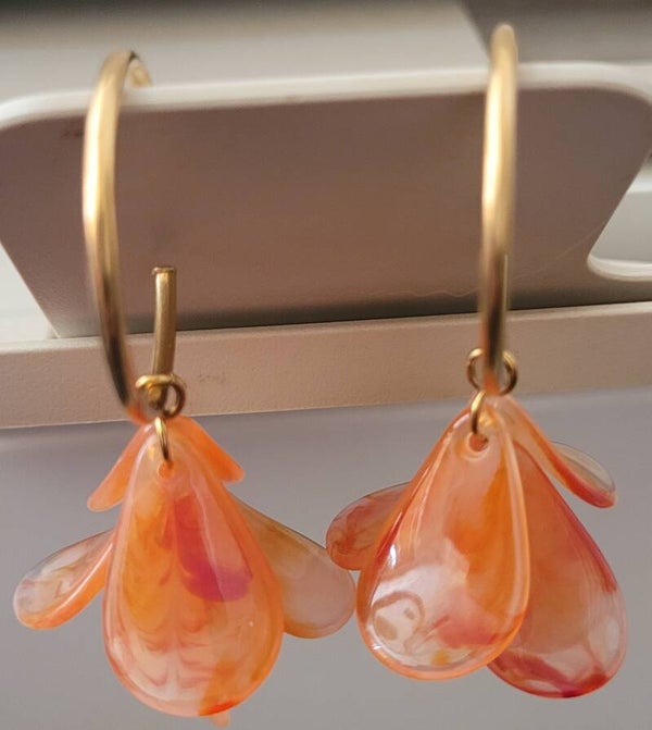 Créoles 30mm en acier inoxydable pétales oranges marbrées