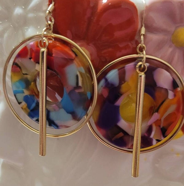 Boucles d'oreilles pendantes en gold filled motif écaille de tortue multicolore