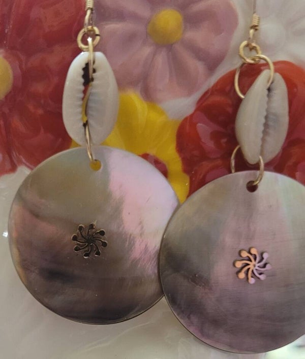 Boucles d'oreilles pendantes en gold filled nacre noire et coquillage cauri