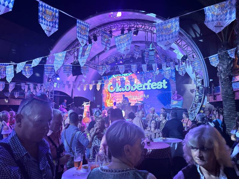 MEGA Oktoberfest is een absolute TOP feestavond van de Muziekreis van ThemaTravel waar het dak er ECHT af gaat!