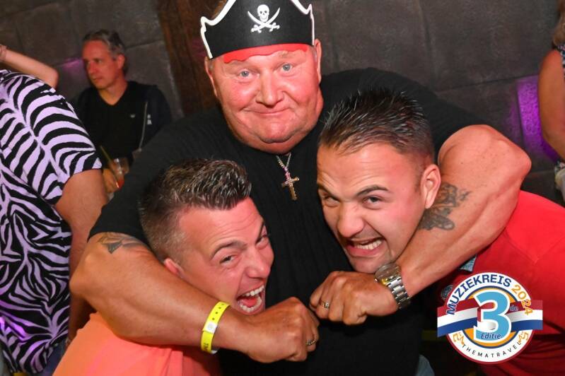 Fantastische PIRATEN AHOY feestavond. Compleet met Kapitein  Haak met zijn papegaai.