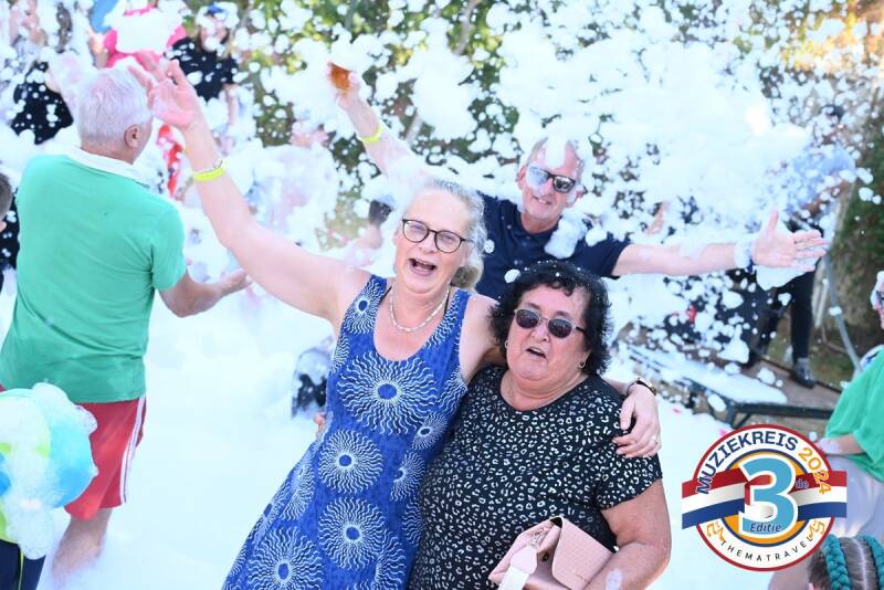 Schuimparty tijdens de Special TV Muziekreis van Thema Travel