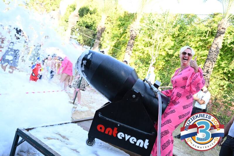 Chef schuim spuiter - Rebecca! Wie anders . tijdens de Special TV Muziekreis Festiviteiten