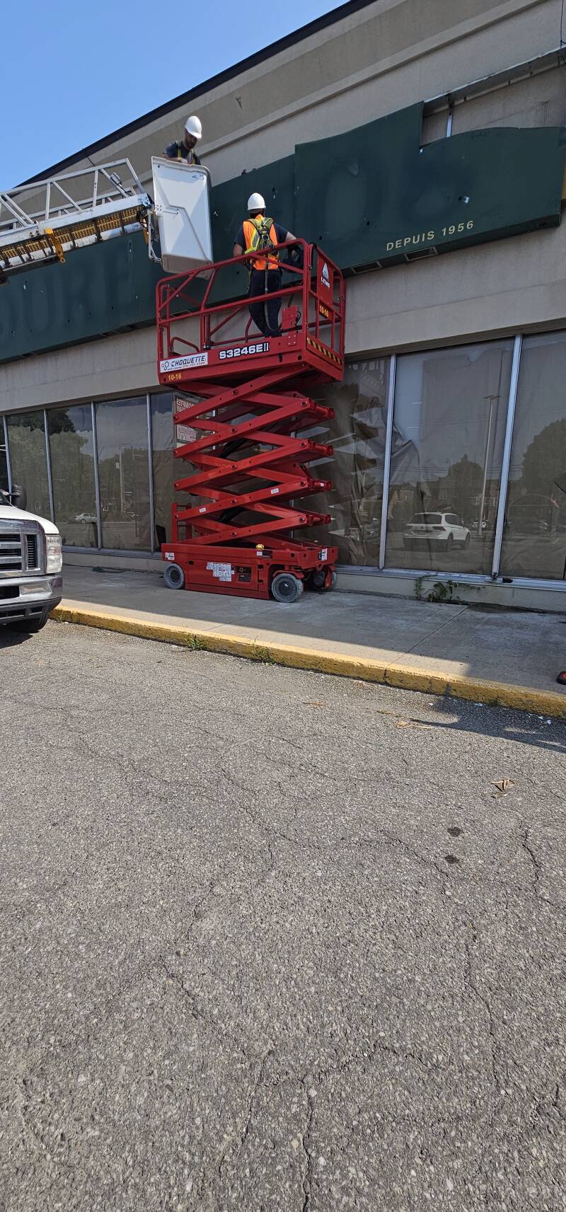 Installation d'enseigne de super marché