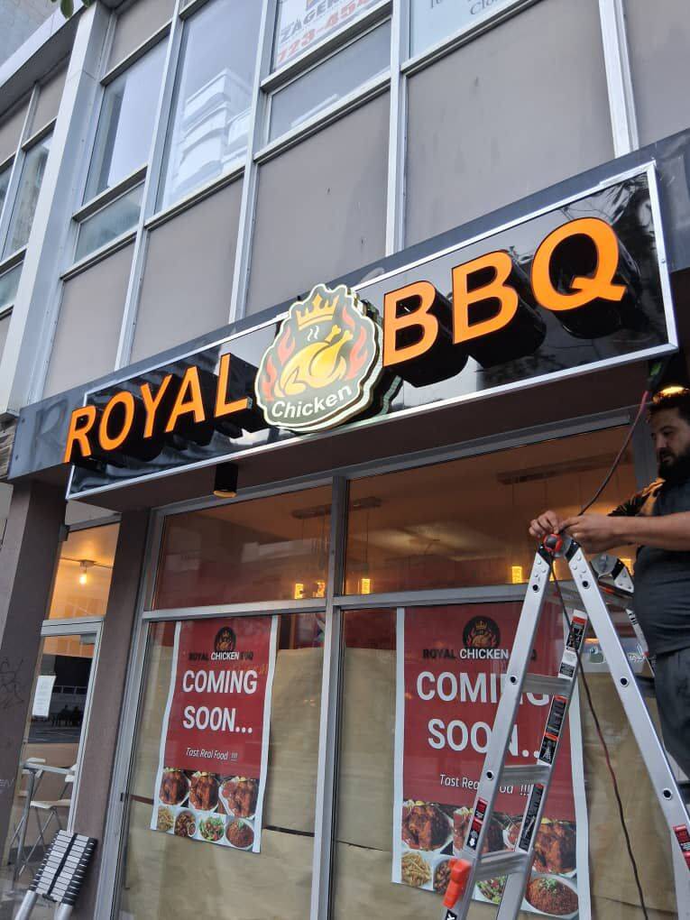 Installation d'enseigne de restaurant